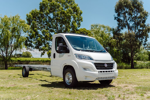 En Fiat Ducato chassis står på en plen