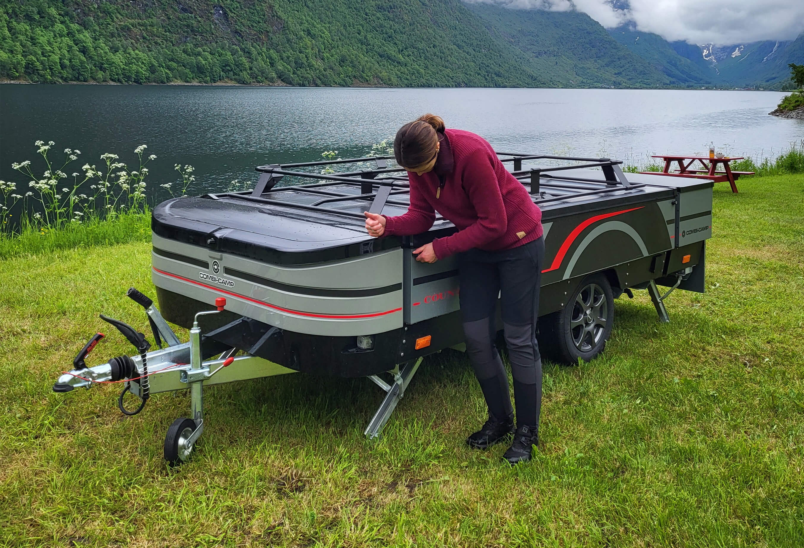 Nærbilde av at en Combi-Camp pakkes sammen.